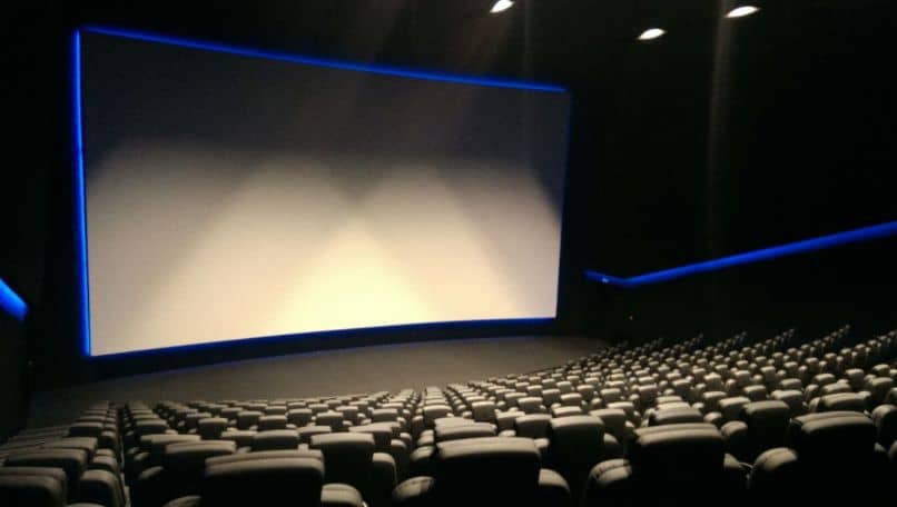 dolby surround -elokuvateatteri