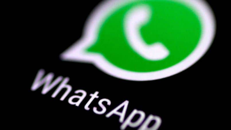 whatsapp-logo mustalla pohjalla