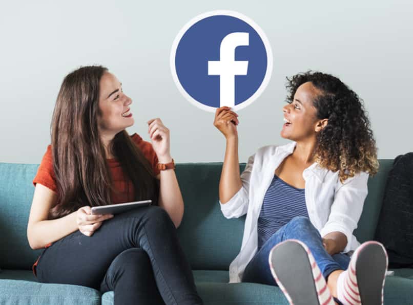 kaksi naista, joilla on facebook-logo