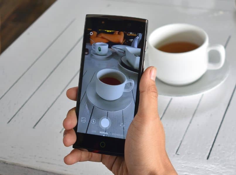 älypuhelin, jossa Instagram-kamera ottaa valokuvan