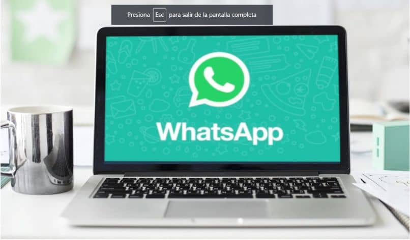 pöydän logo whatsapp-näyttö näppäimistö kannettava kuppi matkapuhelin 