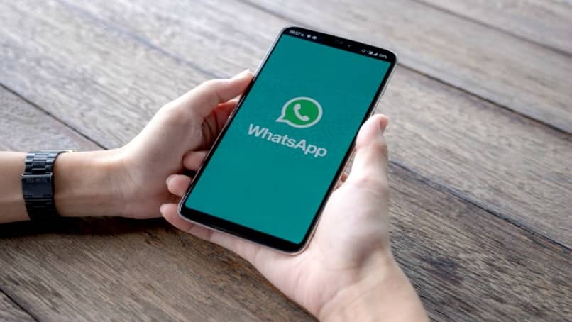 avaamalla whatsapp-sovelluksen