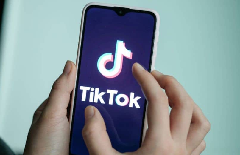 tiktok-logon matkapuhelimen seinä