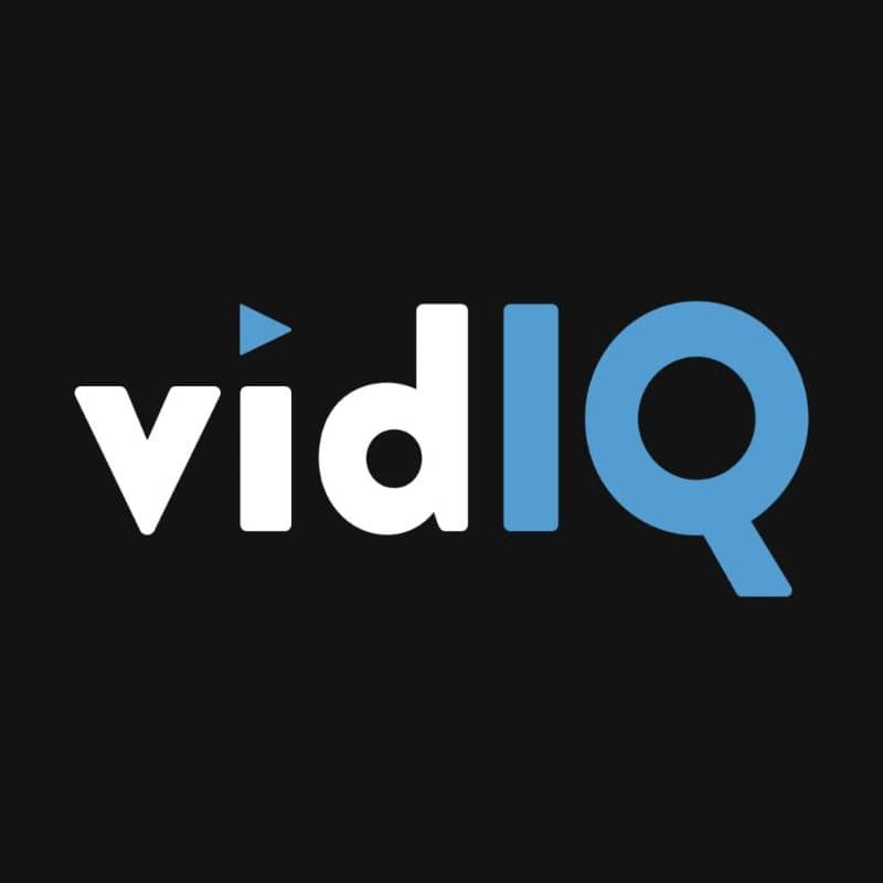VidIQ-logo mustalla taustalla