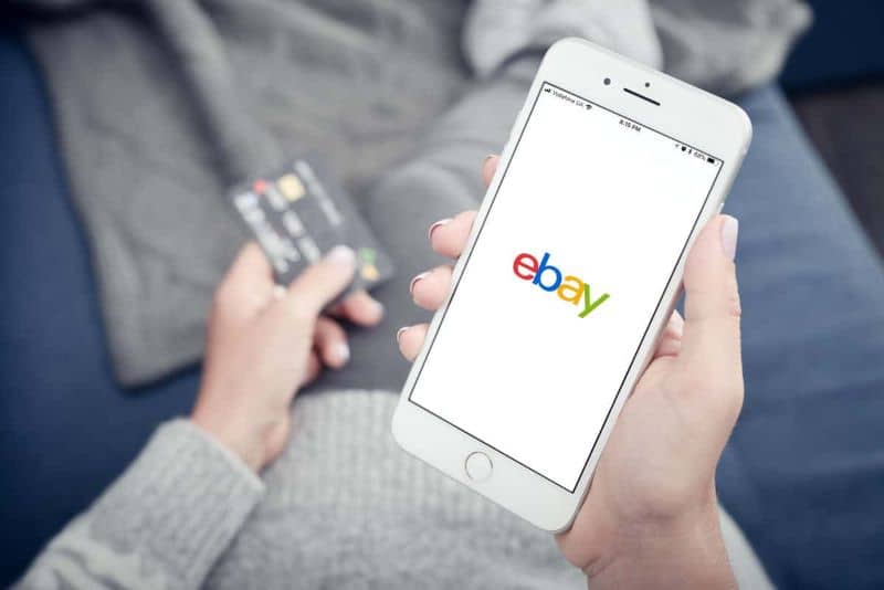 Henkilö, joka ostaa eBayssa Android Mobilesta