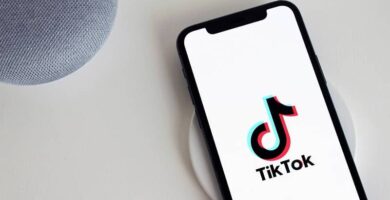 Celular con TikTok