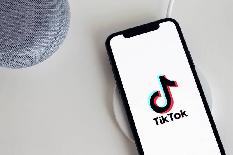 Celular con TikTok