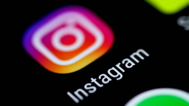 Kahden kuvan sijoittaminen tai lataaminen yhteen Instagram tarinaan Instagram tarinat