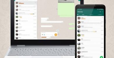 Laptop telefono aplicacion WhatsApp