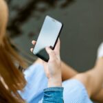 Mujer sentada viendo telefono