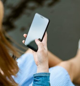 Mujer sentada viendo telefono