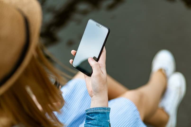 Mujer sentada viendo telefono