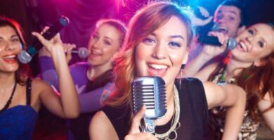 Mujeres Cantando Karaoke