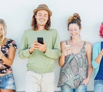 Personas con Telefono en Manos