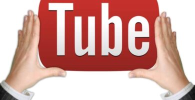 Sosteniendo Logo YouTube