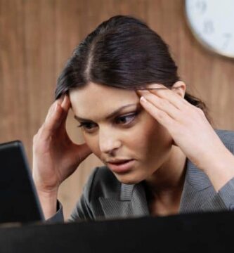 business woman frustrated computer featured 1000x500