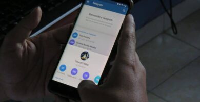 celular mano telegram