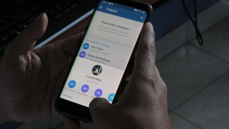 celular mano telegram