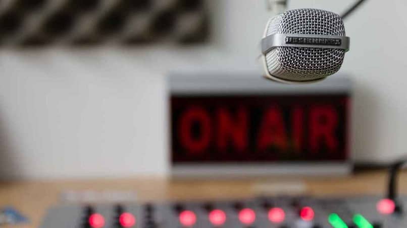 Kuinka luoda markkinointistrategia radion mainostamiseksi ja tilojen myymiseksi 1 controles microfono radio 12107