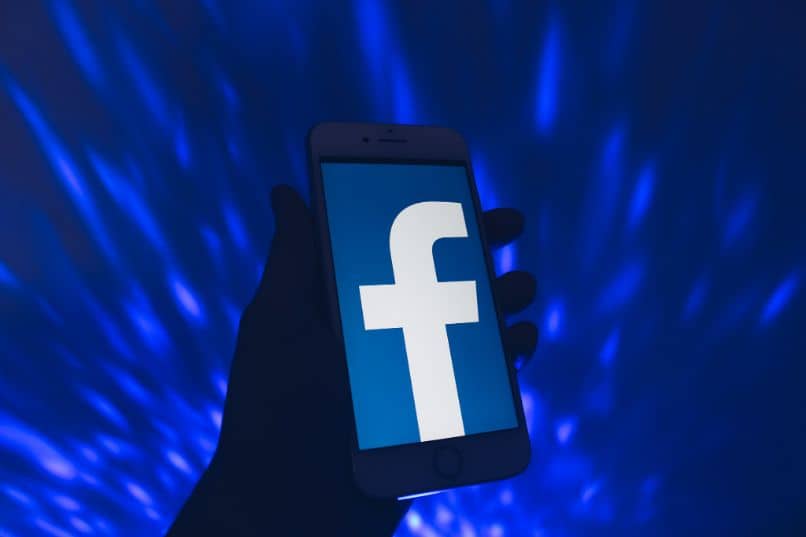 facebook telefono mano oscuro azul