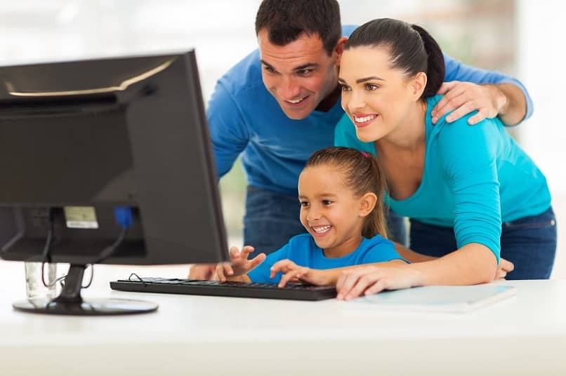 familia viendo computadora