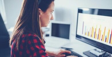 lady typing pc featured