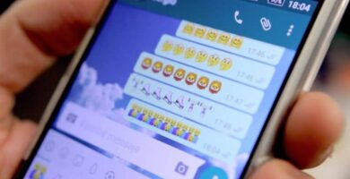 movil mano emojis