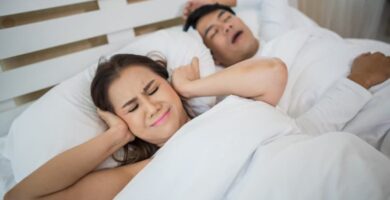 mujer bloqueando orejas hombre durmiendo ronquidos 12855