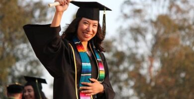 mujer graduada 10303