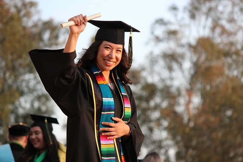 mujer graduada 10303