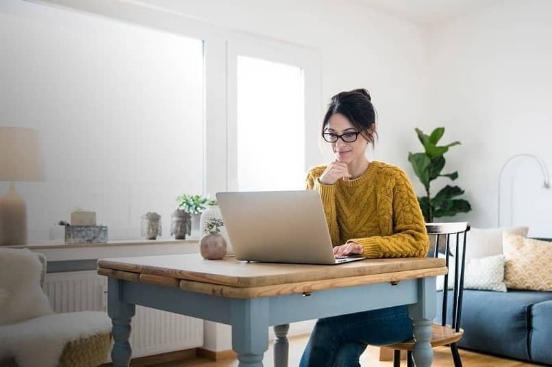 Kuinka luoda Pinterest-tili käyttäjille tai yrityksille helposti 1 mujer habitacion laptop mesa 9312