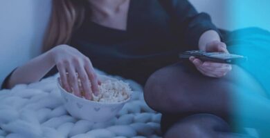 mujer viendo TV comiendo palomitas maiz