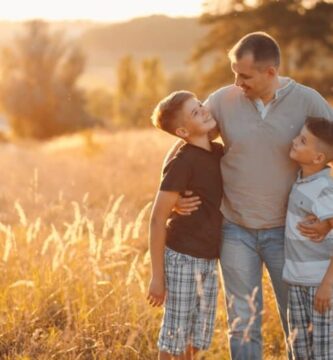padre hijos sonriendo felices 12662