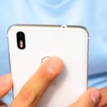 persona desbloqueando telefono con dedo indice