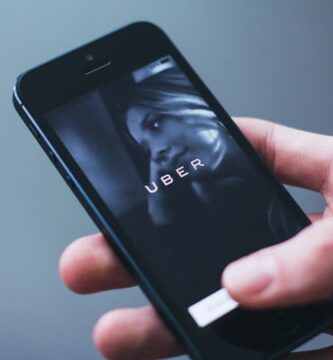 persona utiliza aplicacion uber telefono 12881