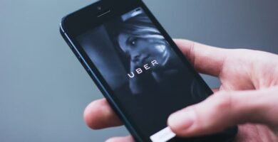 Puuttuvan Uber-matkan peruuttaminen ja hyvityksen pyytäminen 36 persona utiliza aplicacion uber telefono 12881