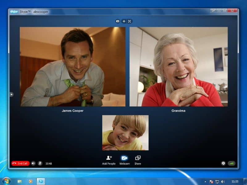 personas hablando skype