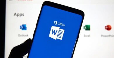 smartphone en la mano con word en la pantalla