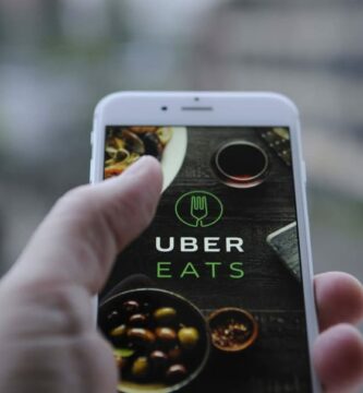 uber eats manos telefono granos cafe 13724