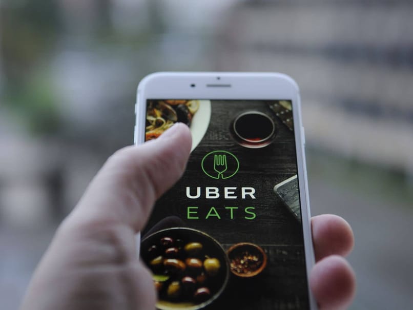 uber eats manos telefono granos cafe 13724