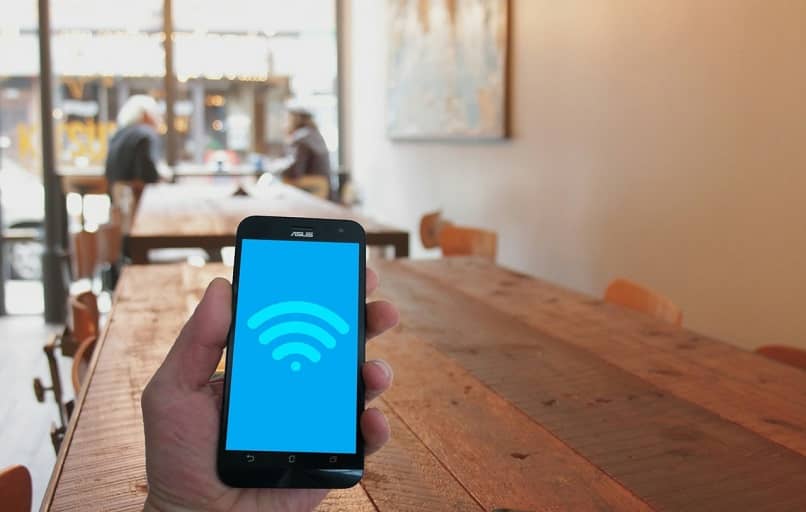 matkapuhelin kädessä kytkettynä wifi-Internet-verkkoon