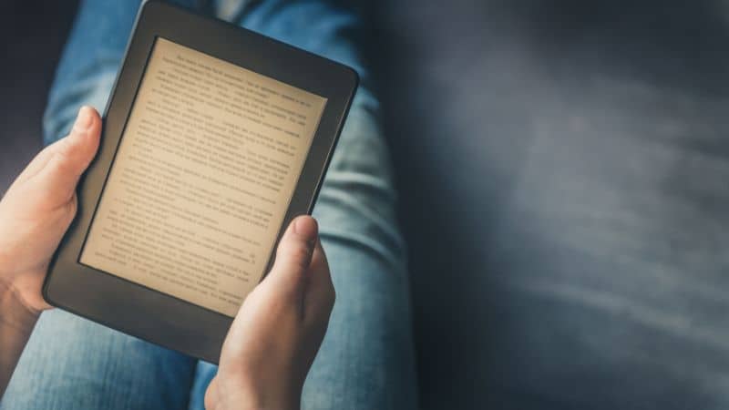 Kindle-kirjoja lukeva henkilö