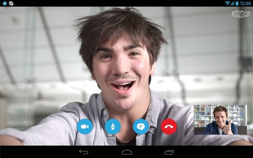 mies videopuhelu skype