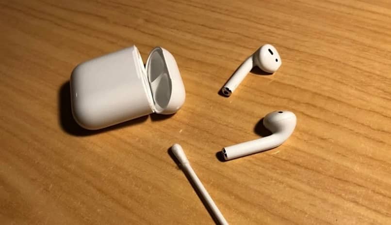 airpods puinen pöytä