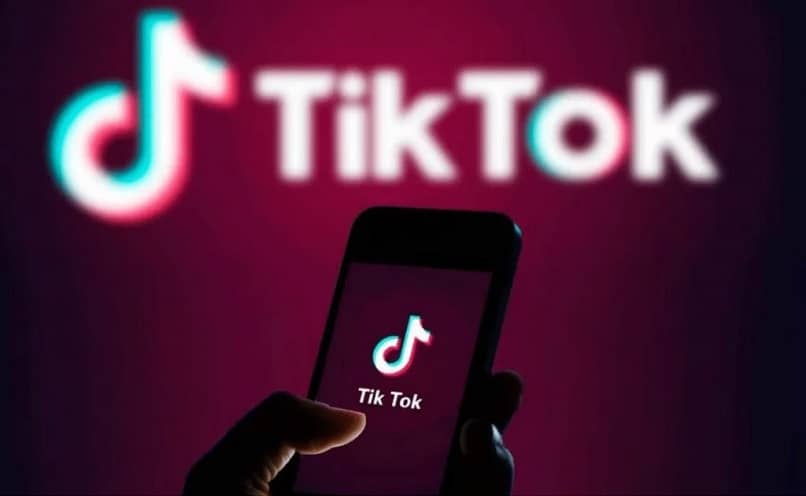 taustalla isot valkoiset kirjaimet tik tok