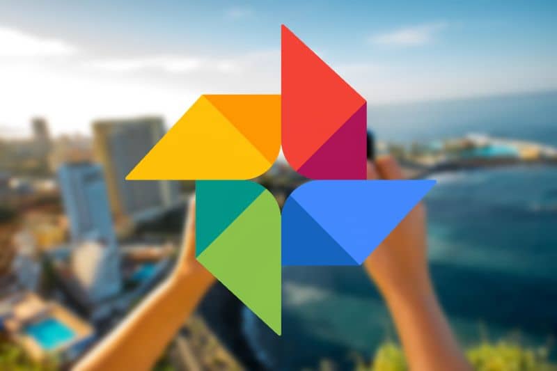 Google Photos -logo käsissä värikkäällä taustalla