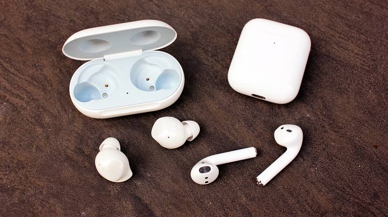 Galaxy Buds + ja Airpods koteloineen 