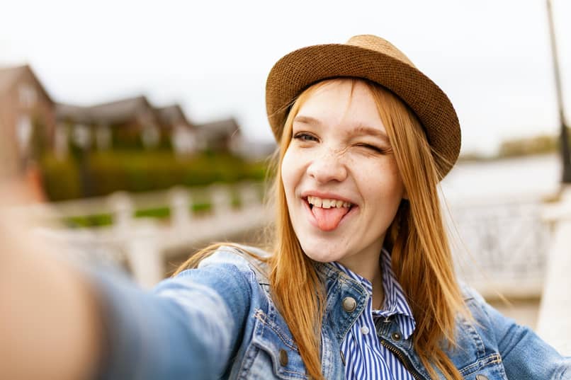 nainen hattu ottaa selfie