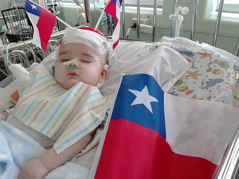 vastasyntynyt vauva Chilen lipuilla