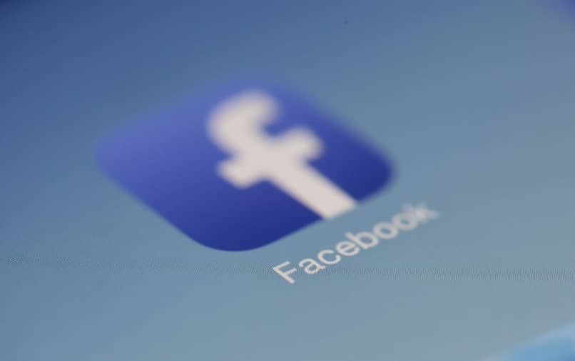 facebook-logo sinisellä pohjalla